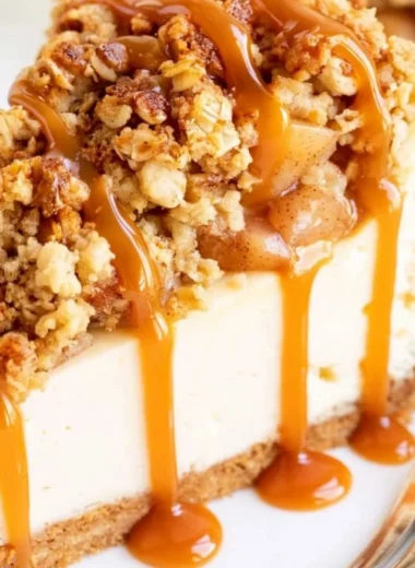 Delicious apple crisp cheesecake with a crunchy topping and creamy texture.